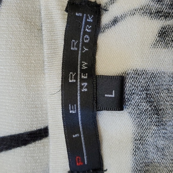 Pierre New York sweater. Abstract floral classic black and white. Size large. - Picture 7 of 9